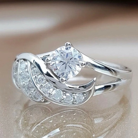 New! Elegant Silver Gemstone Sparkly Fashion Ring - Picture 2 of 2